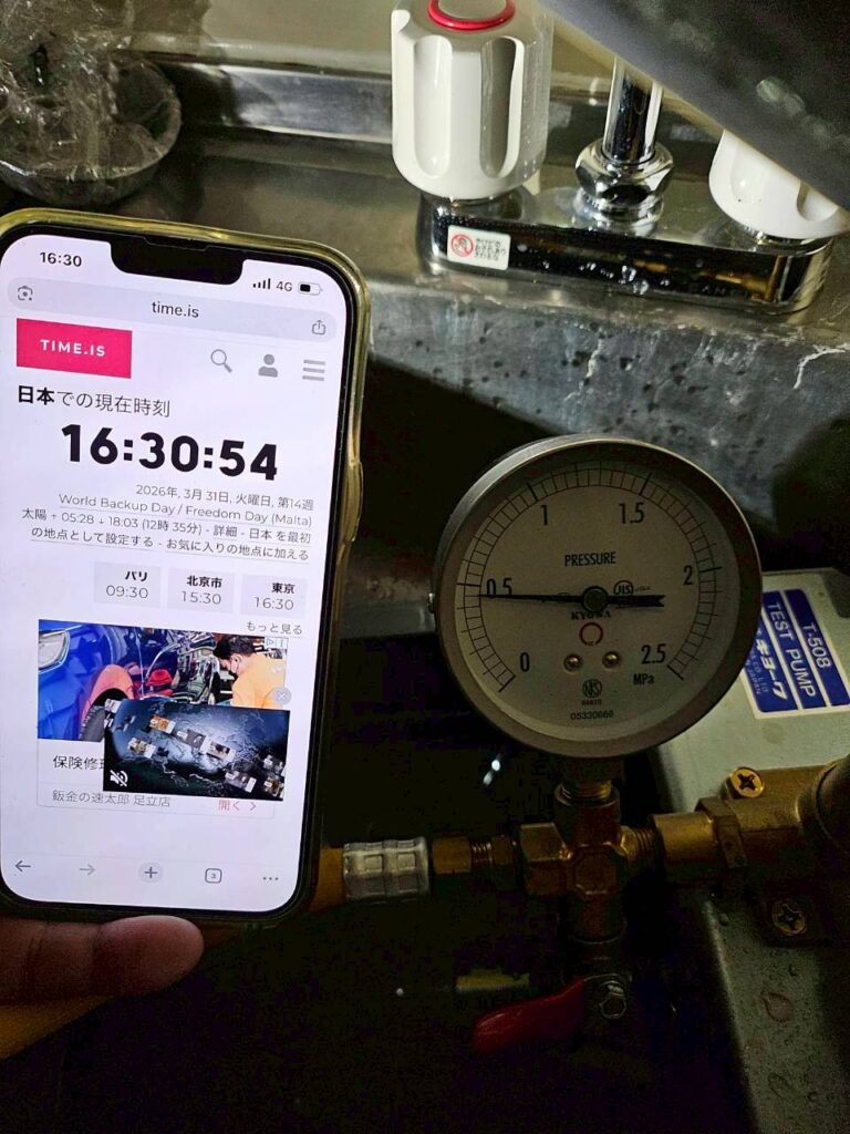 時間が経過したあとの給湯管側の圧力計。数値の低下から漏水が確認できました