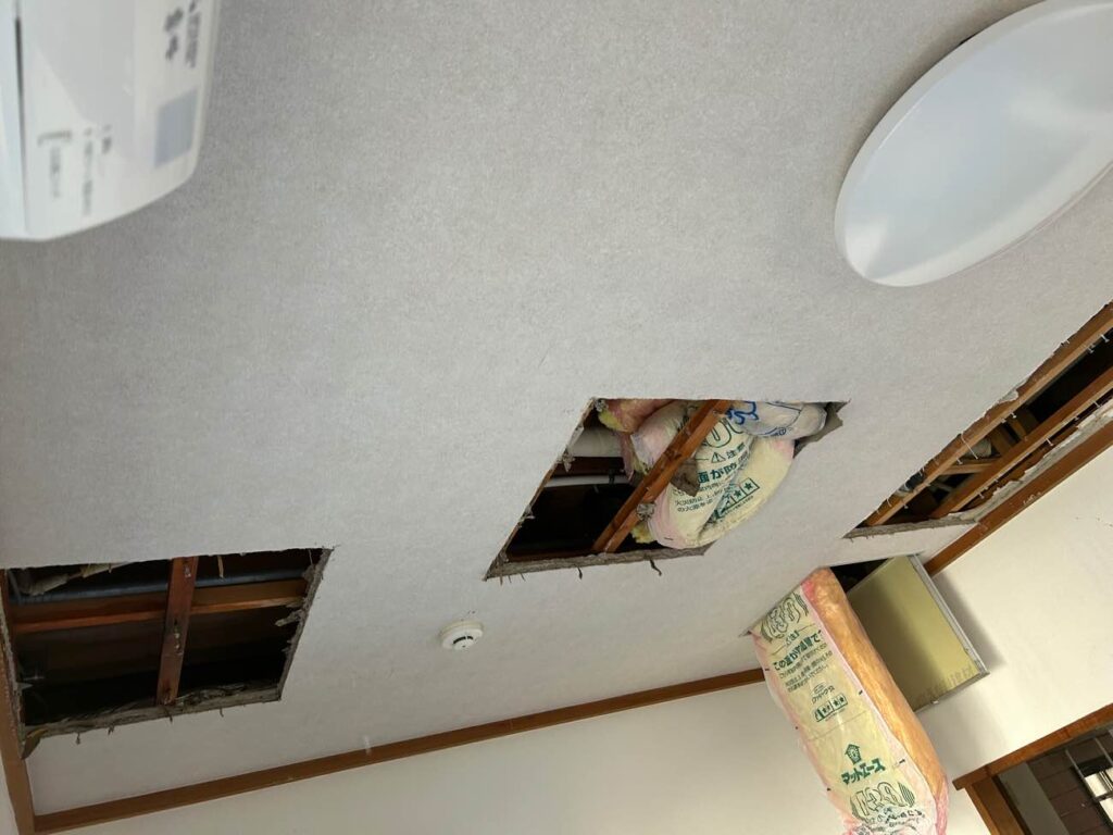 天井の一部を開放して水漏れ箇所を探す
