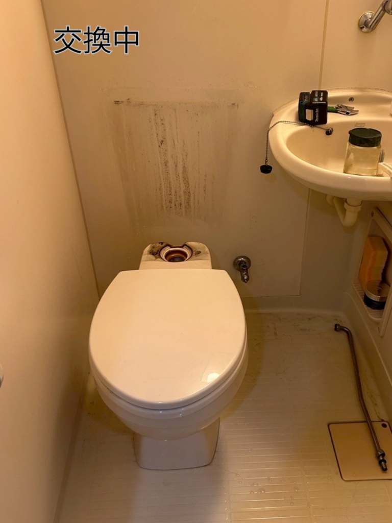 トイレタンク交換中