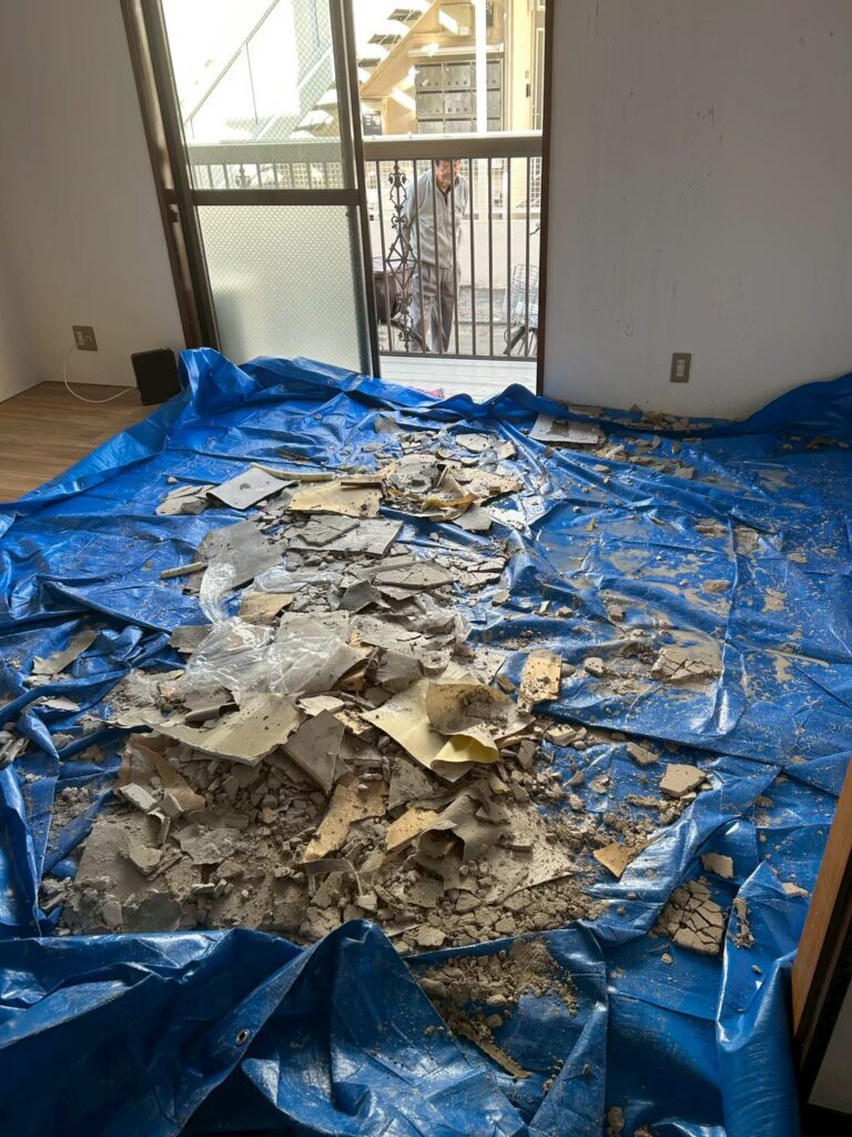 天井崩落・破片が散乱した現場。突然、天井から水が落ちてきたそうです