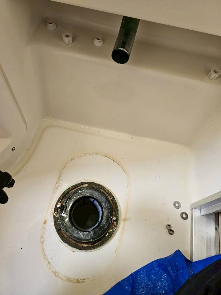 清掃を終えた排水口。汚れが取り除かれ、新しい便器を取り付けられる状態になりました