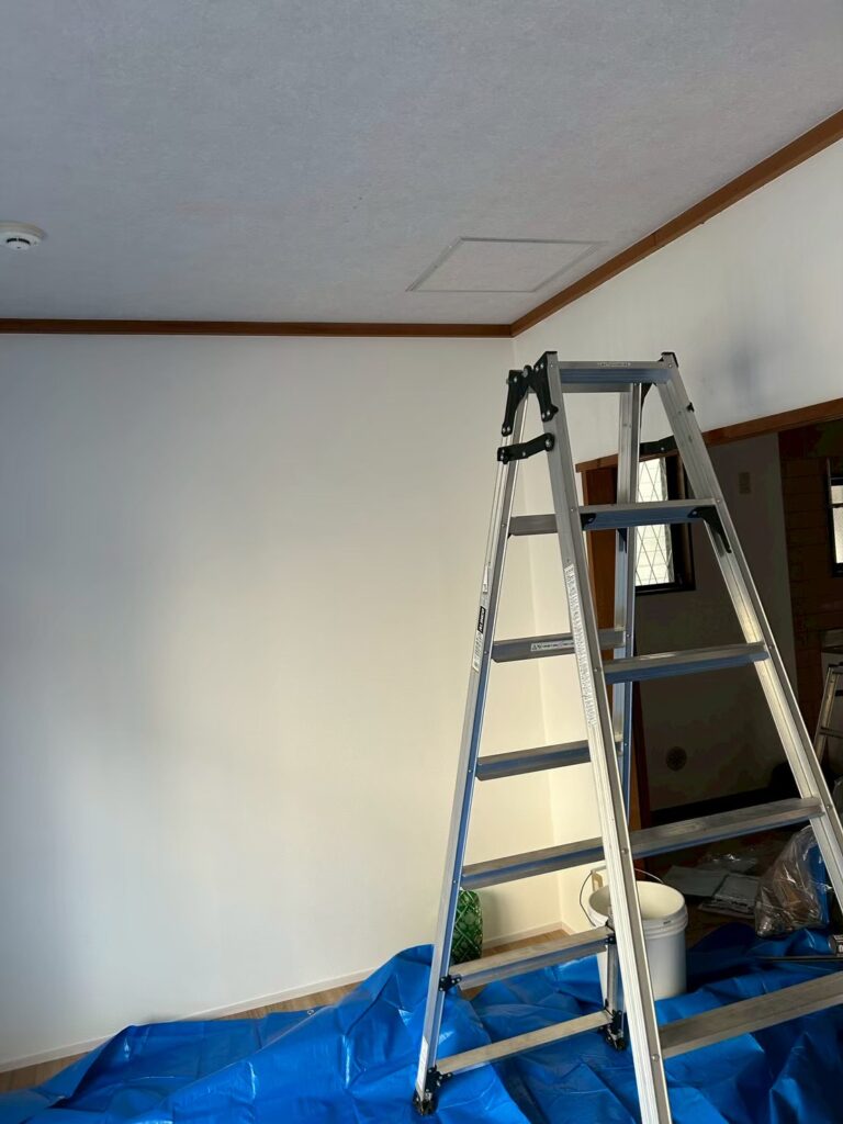 復旧作業中の室内。階下漏水は配管修理だけでは終わりません
