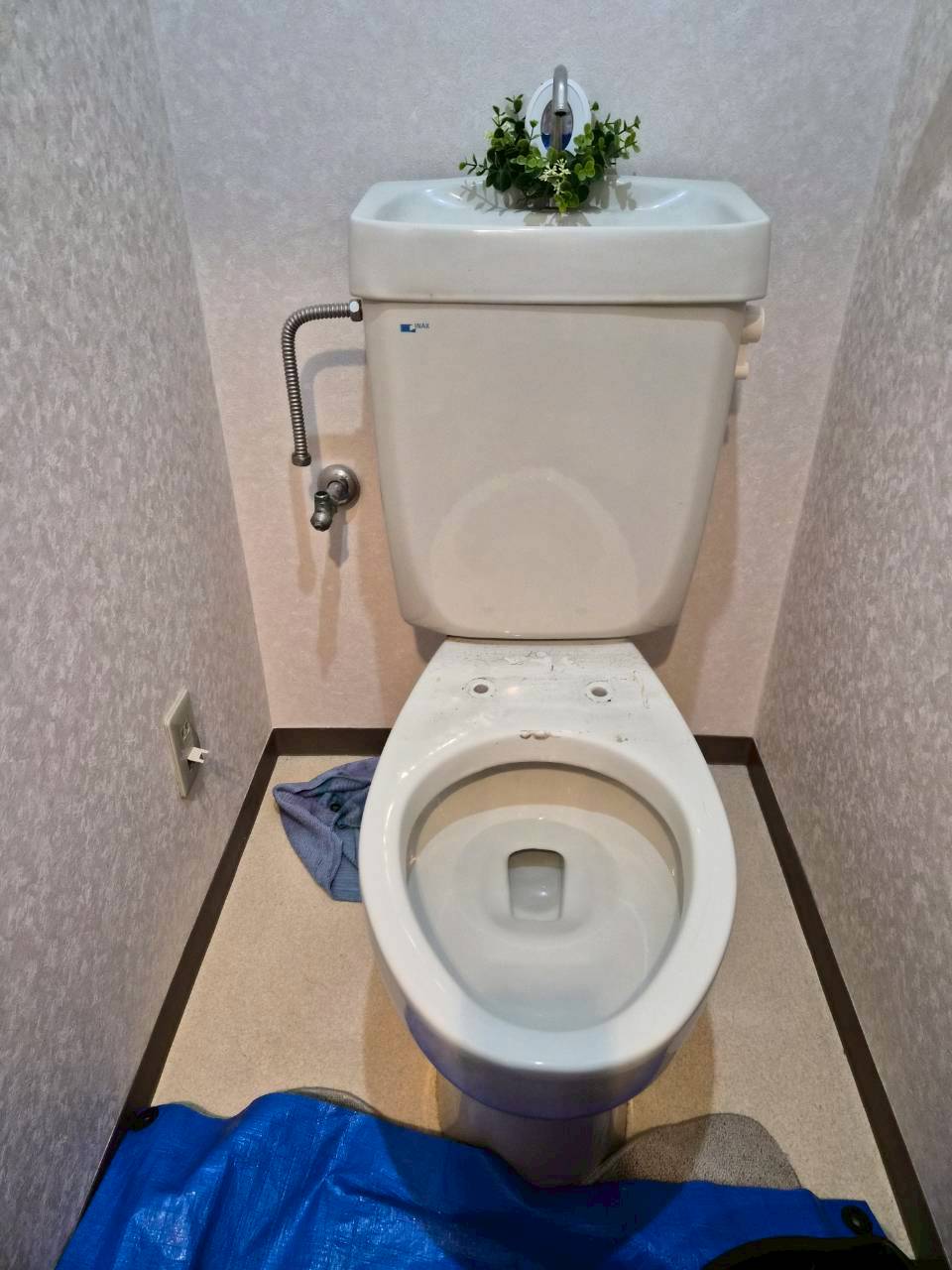 便座を外した状態。取り付け穴の位置などを確認