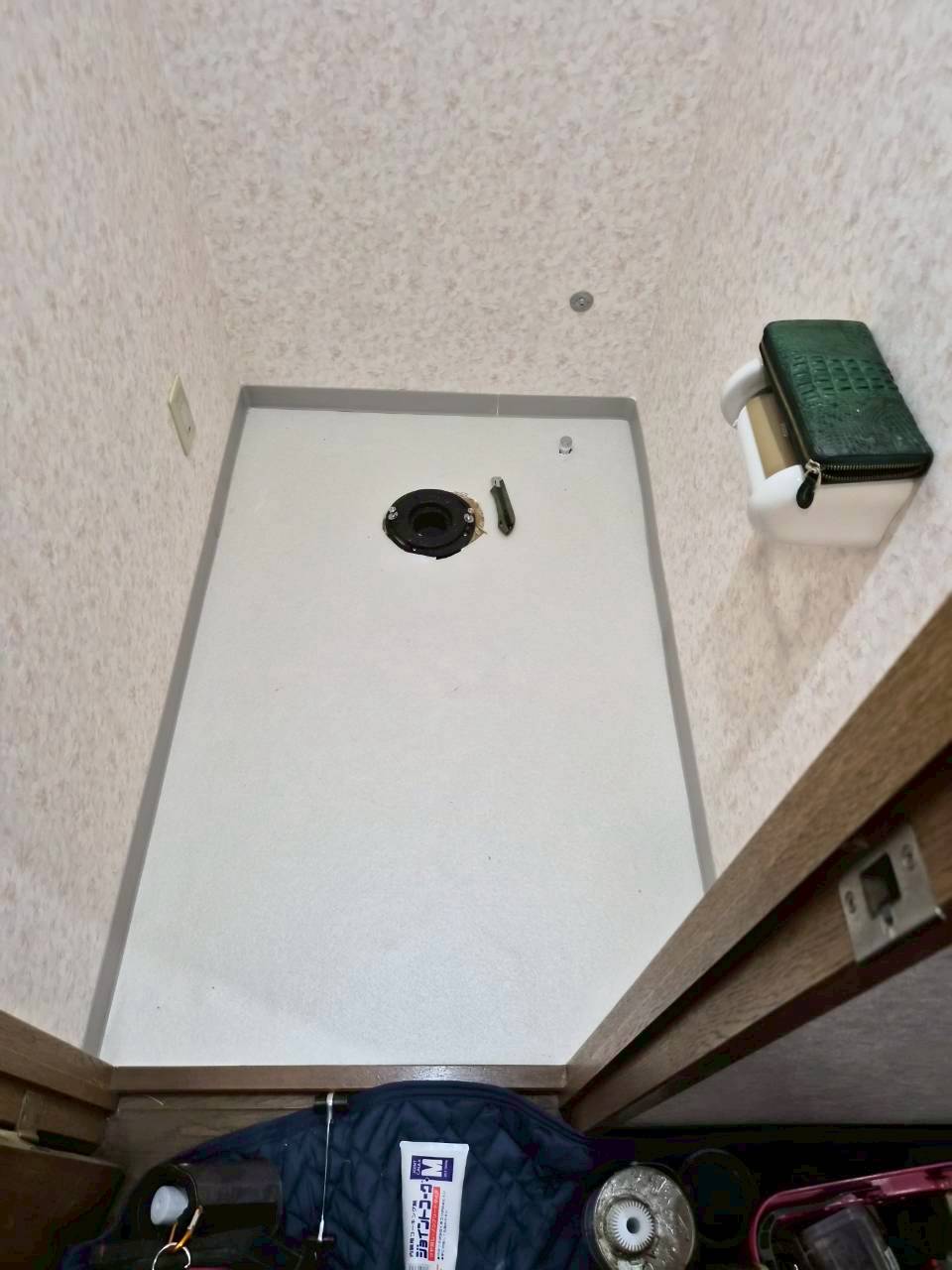 古い便器を外した後のトイレ室内